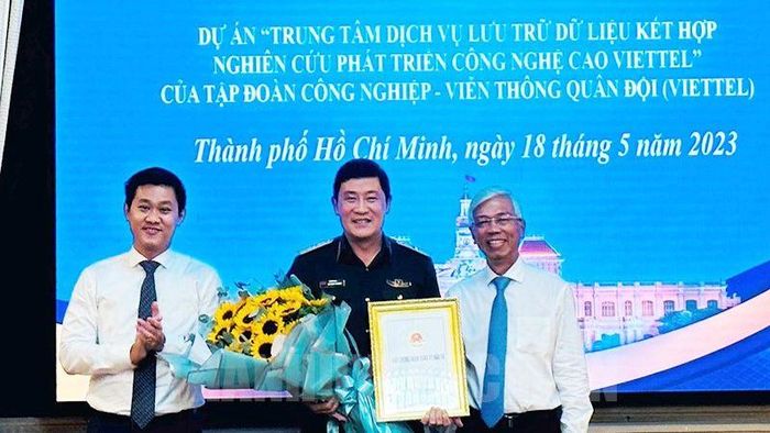 Đồng chí Võ Văn Hoan và đồng chí Hứa Quốc Hưng trao giấy chứng nhận đăng ký đầu tư